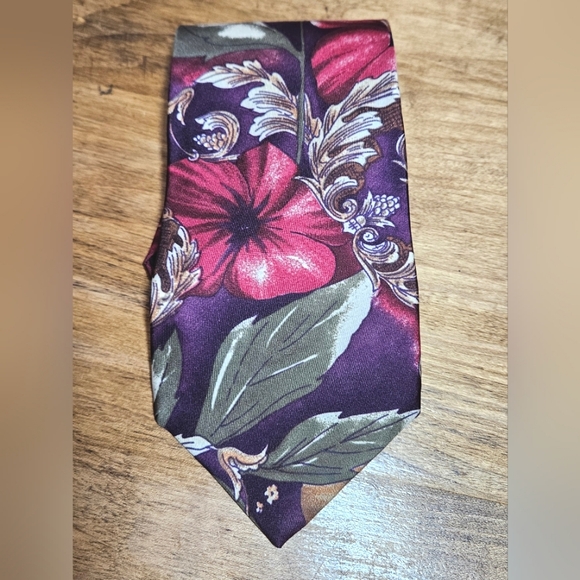 The Valeriano Collection Other - Beautiful Valeriano Collection Men’s Silk Tie Purple W/Pink Flowers Necktie